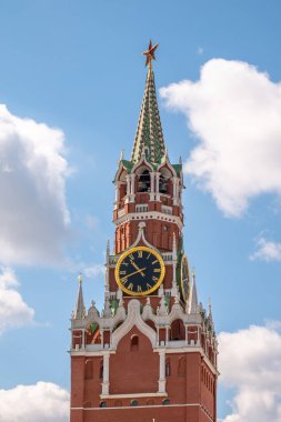 Moskova Kremlin 'in Spasskaya Kulesi. Spasskaya Kulesi, Moskova Kremlin 'in doğu duvarında Kızıl Meydan' a bakan bir geçidi olan ana kuledir..