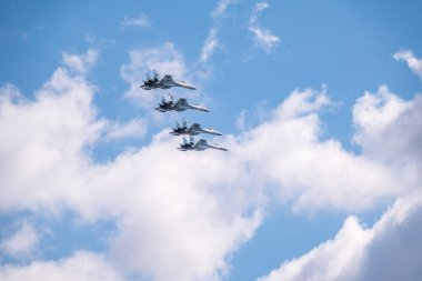 Moskova, Rusya - Mayıs 05, 2021: Sukhoi SU-35 9 Mayıs Zafer Günü geçit töreni sırasında Kızıl Meydan üzerinde uçuyor.