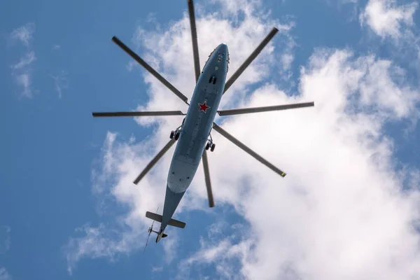 Moscou Rússia Maio 2021 Helicóptero Sobrevoa Praça Vermelha Durante Ensaio — Fotografia de Stock