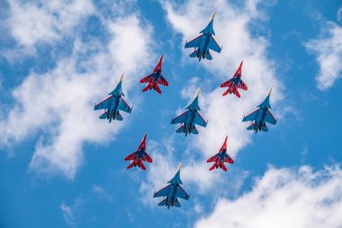 Moskova, Rusya - Mayıs 05, 2021: 4 Mig-29 Elmas şekilli The Russian Knights ve 5 Su-27 Swifts in the sky over Red Square in the group Cuban Diamond. Moskova 'daki Zafer Yürüyüşü' nün Havacılık bölümü