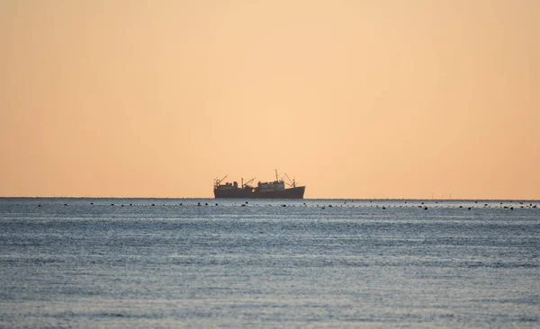 Спокойное Синее Море Силуэтом Большого Корабля Горизонте Голубое Море Фоне — стоковое фото