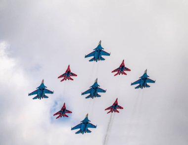 Moskova, Rusya - Mayıs 05, 2021: 4 Mig-29 Elmas şekilli The Russian Knights ve 5 Su-27 Swifts in the sky over Red Square in the group Cuban Diamond. Moskova 'daki Zafer Yürüyüşü' nün Havacılık bölümü