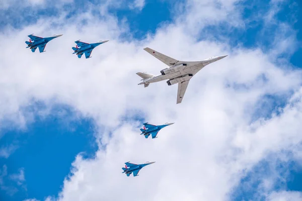 Moskwa Rosja Maja 2021 Strategiczny Lotniskowiec 160 Wraz Czterema Myśliwcami — Zdjęcie stockowe