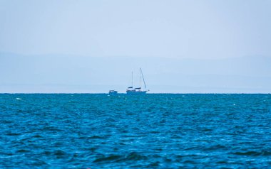 Mavi sakin denizde yelken açmak. Huzurlu sularda bir yat.
