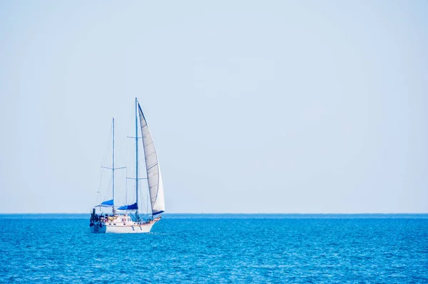 Voilier Dans Mer Bleue Calme Yacht Dans Les Eaux Paisibles — Photo