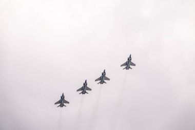 Moskova, Rusya - Mayıs 05, 2021: Dört MIG-31 K, Foxhound, Kh-47M2 Kinzhal füzesi 9 Mayıs geçit töreni hazırlıkları sırasında Kızıl Meydan üzerinde uçuyor.
