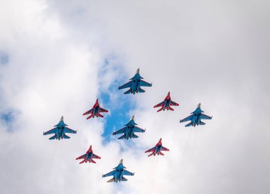 Moskova, Rusya - Mayıs 05, 2021: 4 Mig-29 Elmas şekilli The Russian Knights ve 5 Su-27 Swifts in the sky over Red Square in the group Cuban Diamond. Moskova 'daki Zafer Yürüyüşü' nün Havacılık bölümü