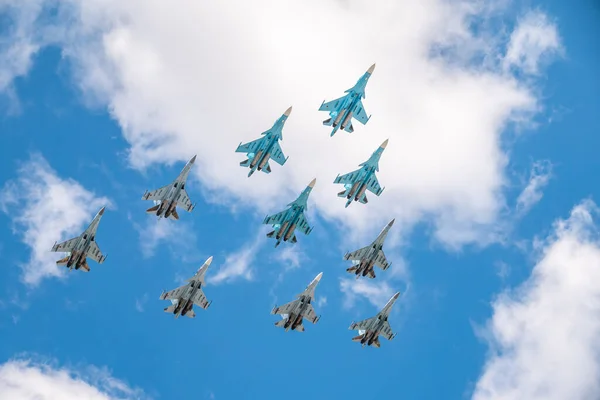 モスクワ ロシア 2021年5月5日 戦術翼グループの赤の広場の上空でSu 35SとSu 30SmとSu 34爆撃機と戦う モスクワの勝利の日のパレードの航空部分 超音速機のグループSu 34爆撃機フルバック — ストック写真