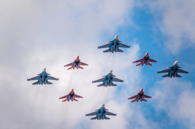 Moskova, Rusya - Mayıs 05, 2021: 4 Mig-29 Elmas şekilli The Russian Knights ve 5 Su-27 Swifts in the sky over Red Square in the group Cuban Diamond. Moskova 'daki Zafer Yürüyüşü' nün Havacılık bölümü