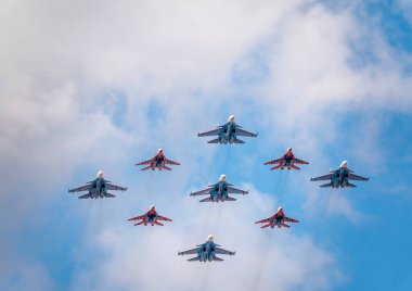 Moskova, Rusya - Mayıs 05, 2021: 4 Mig-29 Elmas şekilli The Russian Knights ve 5 Su-27 Swifts in the sky over Red Square in the group Cuban Diamond. Moskova 'daki Zafer Yürüyüşü' nün Havacılık bölümü