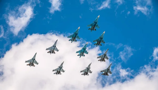 2021年5月5日 俄罗斯莫斯科 35S和Su 30Sm战斗机与Su 34轰炸机在红场上空的战术联队 莫斯科胜利日阅兵式的航空部分 Bombers Fullback 35型超音速飞机组 — 图库照片