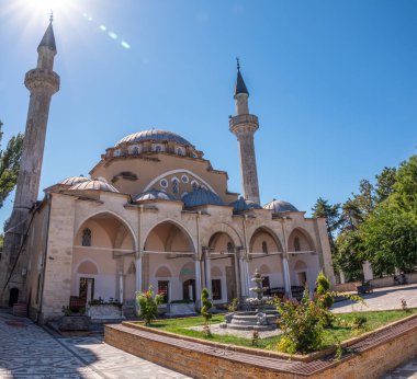 Kırım 'daki Yevpatoria' daki camii Juma Jami veya Khan-Jami Cuma Camii olarak da bilinir. 1552 ve 1564 yılları arasında inşa edilmiş.
