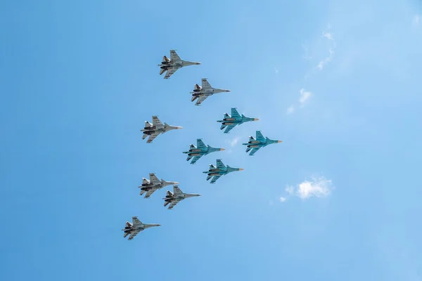 2021年5月5日 俄罗斯莫斯科 35S和Su 30Sm战斗机与Su 34轰炸机在红场上空的战术联队 莫斯科胜利日阅兵式的航空部分 Bombers Fullback 35型超音速飞机组 — 图库照片
