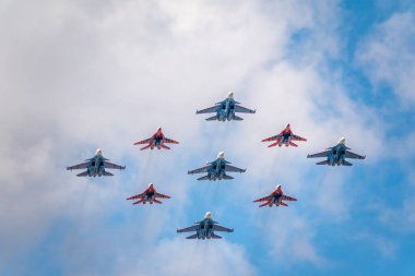 Moskova, Rusya - Mayıs 05, 2021: 4 Mig-29 Elmas şekilli The Russian Knights ve 5 Su-27 Swifts in the sky over Red Square in the group Cuban Diamond. Moskova 'daki Zafer Yürüyüşü' nün Havacılık bölümü