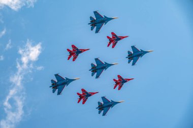 Moskova, Rusya - Mayıs 05, 2021: 4 Mig-29 Elmas şekilli The Russian Knights ve 5 Su-27 Swifts in the sky over Red Square in the group Cuban Diamond. Moskova 'daki Zafer Yürüyüşü' nün Havacılık bölümü