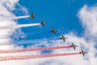 Moskova, Rusya - Mayıs 05, 2021: 8 saldırı uçağı Su-25 Frogfoot Rus bayrağının renklerine boyanmış dumanla uçuyor. Moskova 'daki Büyük Vatanseverlik Savaşı' nın zaferi şerefine geçit töreni.