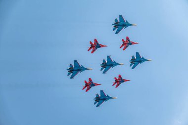 Moskova, Rusya - Mayıs 05, 2021: 4 Mig-29 Elmas şekilli The Russian Knights ve 5 Su-27 Swifts in the sky over Red Square in the group Cuban Diamond. Moskova 'daki Zafer Yürüyüşü' nün Havacılık bölümü