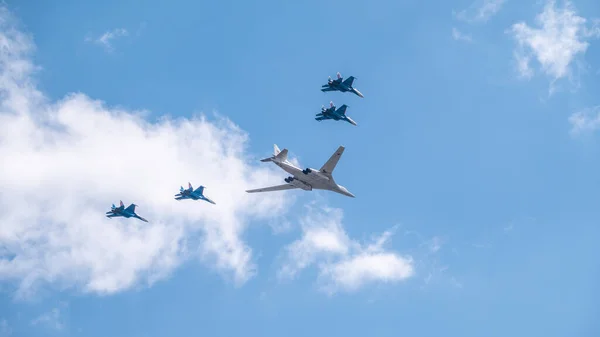 2021年5月5日 莫斯科 160战略导弹艇在4架Su 35S战斗机的陪同下 在5月9日阅兵式的准备和排练期间飞越红场 — 图库照片