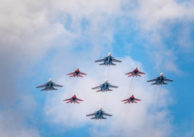 Moskova, Rusya - Mayıs 05, 2021: 4 Mig-29 Elmas şekilli The Russian Knights ve 5 Su-27 Swifts in the sky over Red Square in the group Cuban Diamond. Moskova 'daki Zafer Yürüyüşü' nün Havacılık bölümü