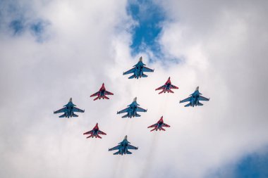 Moskova, Rusya - Mayıs 05, 2021: 4 Mig-29 Elmas şekilli The Russian Knights ve 5 Su-27 Swifts in the sky over Red Square in the group Cuban Diamond. Moskova 'daki Zafer Yürüyüşü' nün Havacılık bölümü