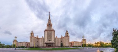 Moskova, Rusya - Mayıs 05, 2021: İlkbaharda gün batımında Lomonosov Moskova Devlet Üniversitesi 'nin ana binası. Moskova, Rusya