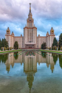 Moskova, Rusya - Mayıs 05, 2021: İlkbaharda gün batımında Lomonosov Moskova Devlet Üniversitesi 'nin ana binası. Moskova, Rusya