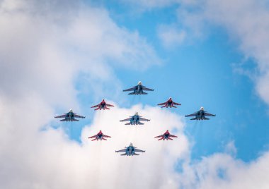 Moskova, Rusya - Mayıs 05, 2021: 4 Mig-29 Elmas şekilli The Russian Knights ve 5 Su-27 Swifts in the sky over Red Square in the group Cuban Diamond. Moskova 'daki Zafer Yürüyüşü' nün Havacılık bölümü