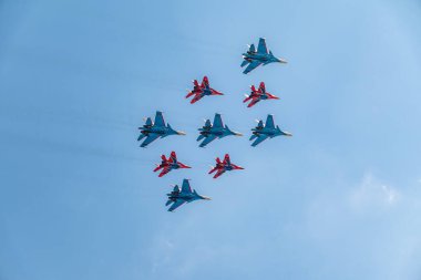 Moskova, Rusya - Mayıs 05, 2021: 4 Mig-29 Elmas şekilli The Russian Knights ve 5 Su-27 Swifts in the sky over Red Square in the group Cuban Diamond. Moskova 'daki Zafer Yürüyüşü' nün Havacılık bölümü