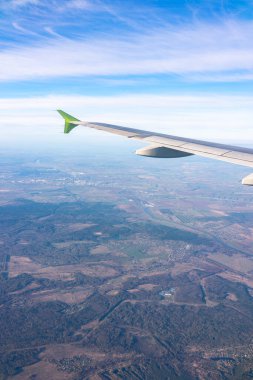Güzel mavi bir güneş doğarken uçak penceresinden ve açık havada uçağın kanadını seyret. Dünya ve gökyüzü bir uçağın penceresinden görüldüğü gibi.