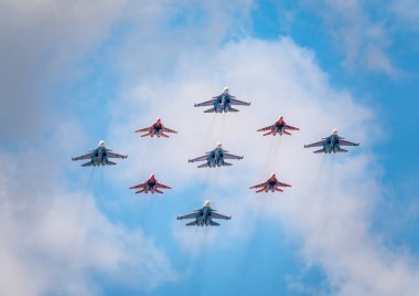 Moskova, Rusya - Mayıs 05, 2021: 4 Mig-29 Elmas şekilli The Russian Knights ve 5 Su-27 Swifts in the sky over Red Square in the group Cuban Diamond. Moskova 'daki Zafer Yürüyüşü' nün Havacılık bölümü