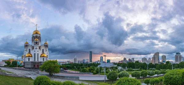 Lkbaharda Yazın Dramatik Bulutlu Günbatımı Işığında Tapınak Yekaterinburg Baharı Yazı — Stok fotoğraf