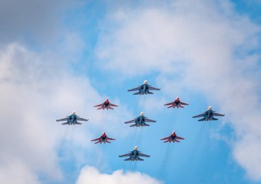 Moskova, Rusya - Mayıs 05, 2021: 4 Mig-29 Elmas şekilli The Russian Knights ve 5 Su-27 Swifts in the sky over Red Square in the group Cuban Diamond. Moskova 'daki Zafer Yürüyüşü' nün Havacılık bölümü