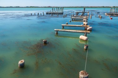 Ahşap iskele ya da iskele mavi göl batımında kalır. Eski ahşap iskele