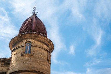 Cupola, Eski Klasik Taş Viktorya Dönemi Binası 'nda görüldü. Eski bir 19. yüzyıl binasının tuğla duvarı ve mavi gökyüzü arka planında çatı