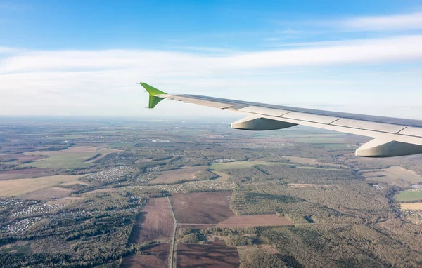 Vista Asa Avião Céu Azul Terra Durante Desembarque Moscou Rússia — Fotografia de Stock