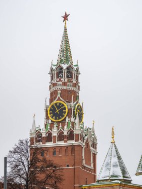 Moskova Kremlin 'in Spasskaya Kulesi. Spasskaya Kulesi, Moskova Kremlin 'in doğu duvarında Kızıl Meydan' a bakan bir geçidi olan ana kuledir..