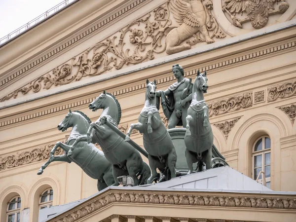 Moskova 'da Bolşoy Tiyatrosu' nun inşası üzerine Quadriga Heykeli, Moskova 'da 1825 yılında inşa edilen Bolşoy Tiyatrosu' nun ön cephesinde at arabası heykeli.