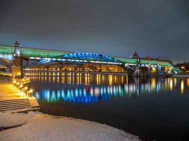 Pushkinskiy Köprüsü, Moskova, Rusya. Gece aydınlatmalı yaya köprüsü. Köprüden Gorky Park 'a. Moskova Nehri 'nin seti. Noel Moskova nehri