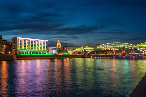 Blick Auf Die Farbenfrohe Bogdan Chmelnitsky Brücke Die Nachts Der — Stockfoto