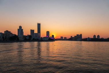 Yazın gün batımı şehrin merkezindeki bir gölette. Yekaterinburg, Rusya