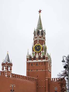 Moskova Kremlin 'in Spasskaya Kulesi. Spasskaya Kulesi, Moskova Kremlin 'in doğu duvarında Kızıl Meydan' a bakan bir geçidi olan ana kuledir..