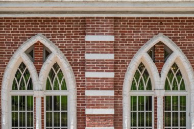 Büyük pencereli eski bir 18. yüzyıl binasının tuğla duvarı. Eski bir kırmızı tuğla binada büyük pencereler. Tsaritsyno Park 'taki Büyük Saray, Moskova, Rusya