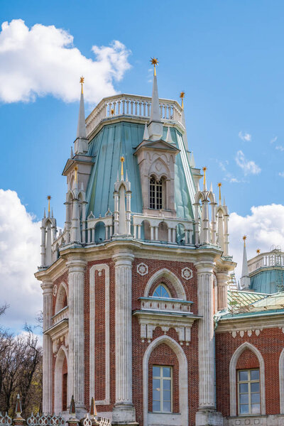 Большой дворец в парке Царицыно, Москва, Россия. Большой дворец в Царицыно в Москве на облачном фоне