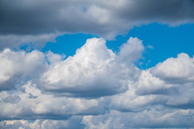 Beyaz bulutlu mavi gökyüzü arkaplanı. Gün batımında güzel bulutlar. Cennette huzur ve cennet.