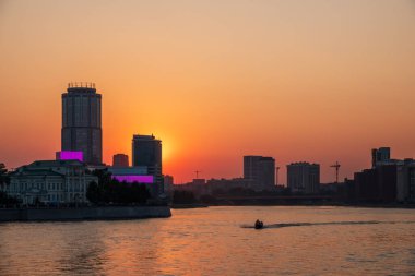 Yazın gün batımı şehrin merkezindeki bir gölette. Yekaterinburg, Rusya