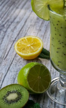 kiwi smoothie ile gri arka planda meyve
