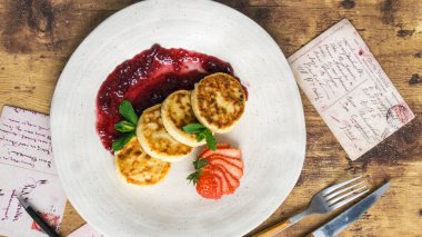 Kahvaltıda hafif arka planda peynirli kek.