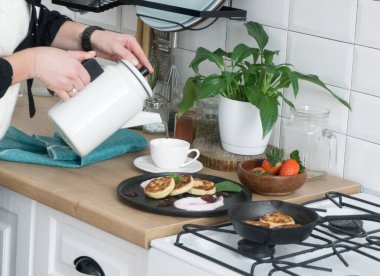 Esmer arka planda kahvaltılık cheesecake.