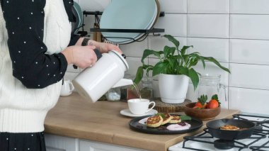 Esmer arka planda kahvaltılık cheesecake.