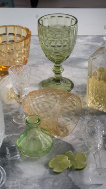 Mermer zemin üzerinde şarap kadehleri